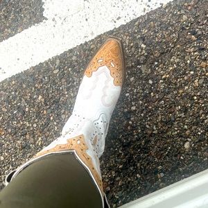 Laredo are Comfy! Detailed heeled cowgirl boots, white crackle with studs, size9